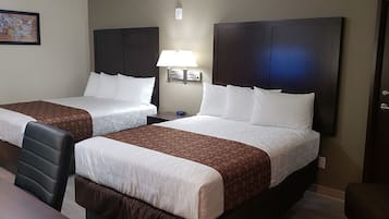 Quarto standard, 2 camas Queen, para não fumantes | Escrivaninha, cortinas blackout, Wi-Fi de cortesia, roupa de cama