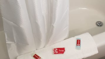 Combined shower/tub, towels