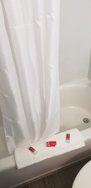 Combined shower/bathtub, towels