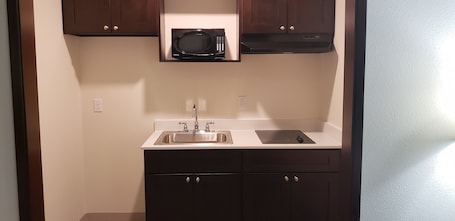 Geladeira, micro-ondas, cafeteira/chaleira