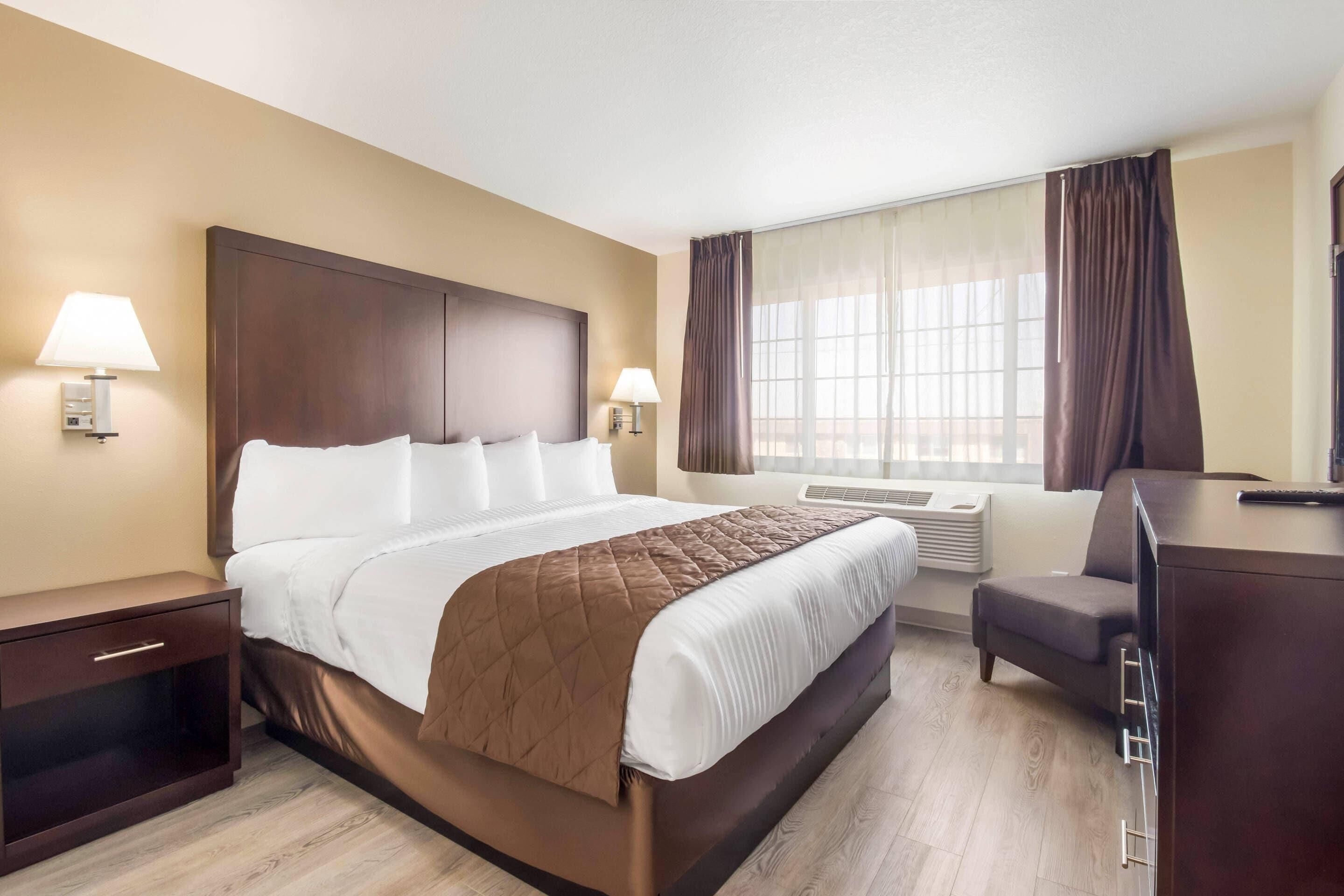 Standard Room, 1 King Bed, Non Smoking | Desk, blackout drapes, free WiFi, bed sheets