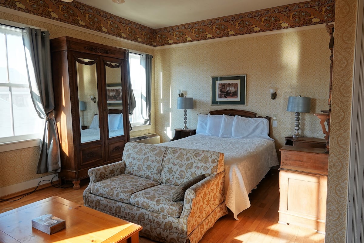 12 bedrooms, individually decorated, individually furnished, desk