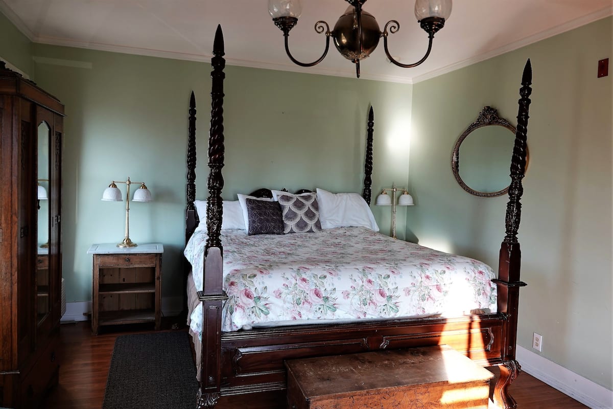 12 bedrooms, individually decorated, individually furnished, desk