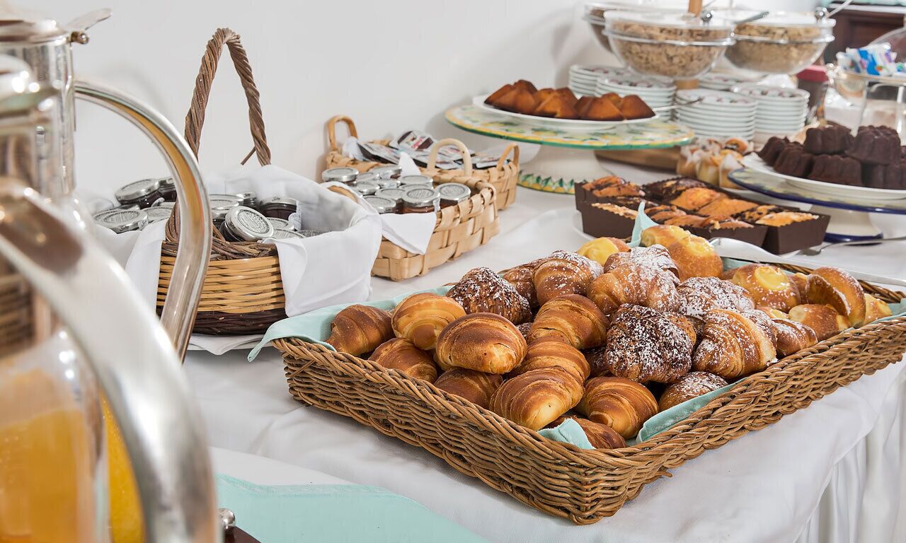 free daily full breakfast