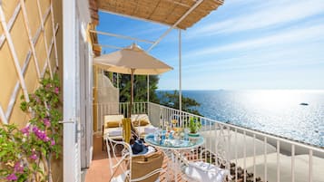 Familien-Suite, Balkon, Meerblick | Minibar, Zimmersafe, individuell eingerichtet, Schreibtisch