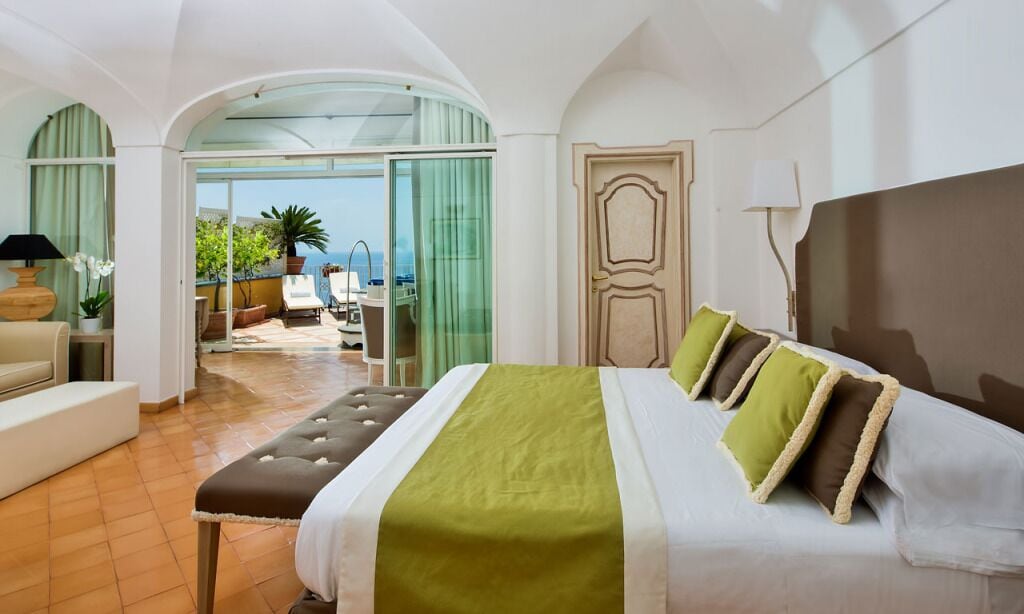 junior suite, terrace, sea view | minibar, in-room safe, individually furnished, desk