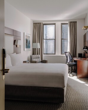 Ylelliset vuodevaatteet, työpöytä