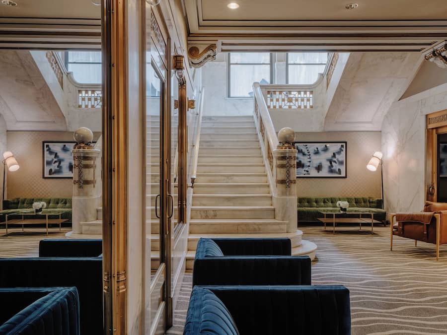 Coin salon dans le hall