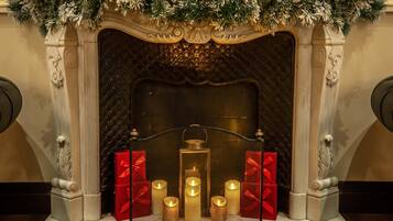 Chimenea con detalles decorativos y velas.