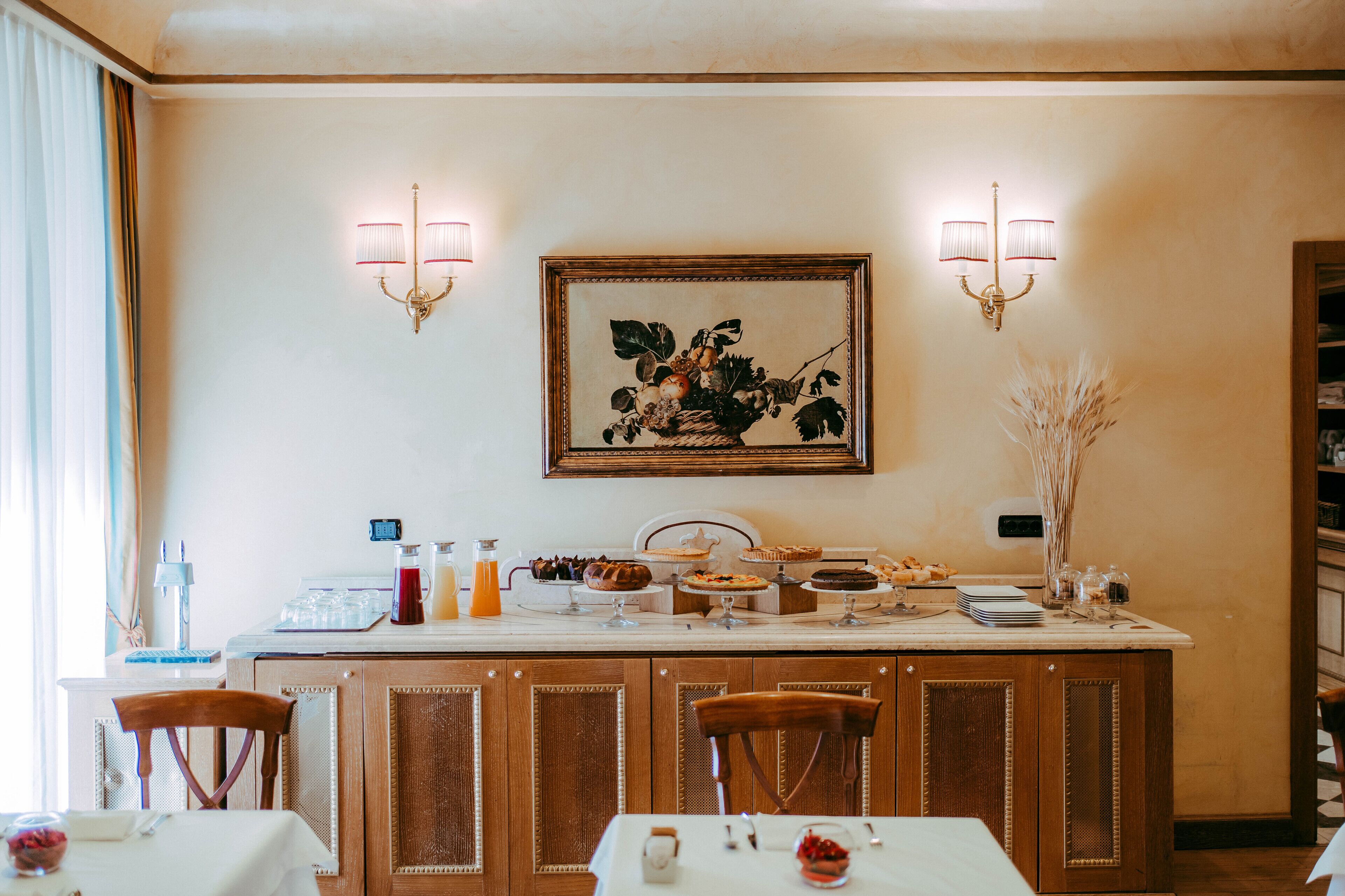 Daily continental breakfast (EUR 15 per person)