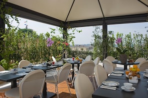 Outdoor dining - Hotel De Petris (Rome)