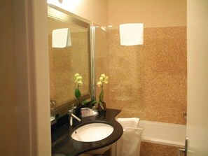 Chambre Double Classique | Salle de bain | Baignoire relaxante profonde, douche à « effet pluie »
