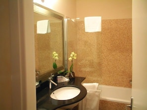 Chambre Double Classique | Salle de bain | Baignoire relaxante profonde, douche à « effet pluie »