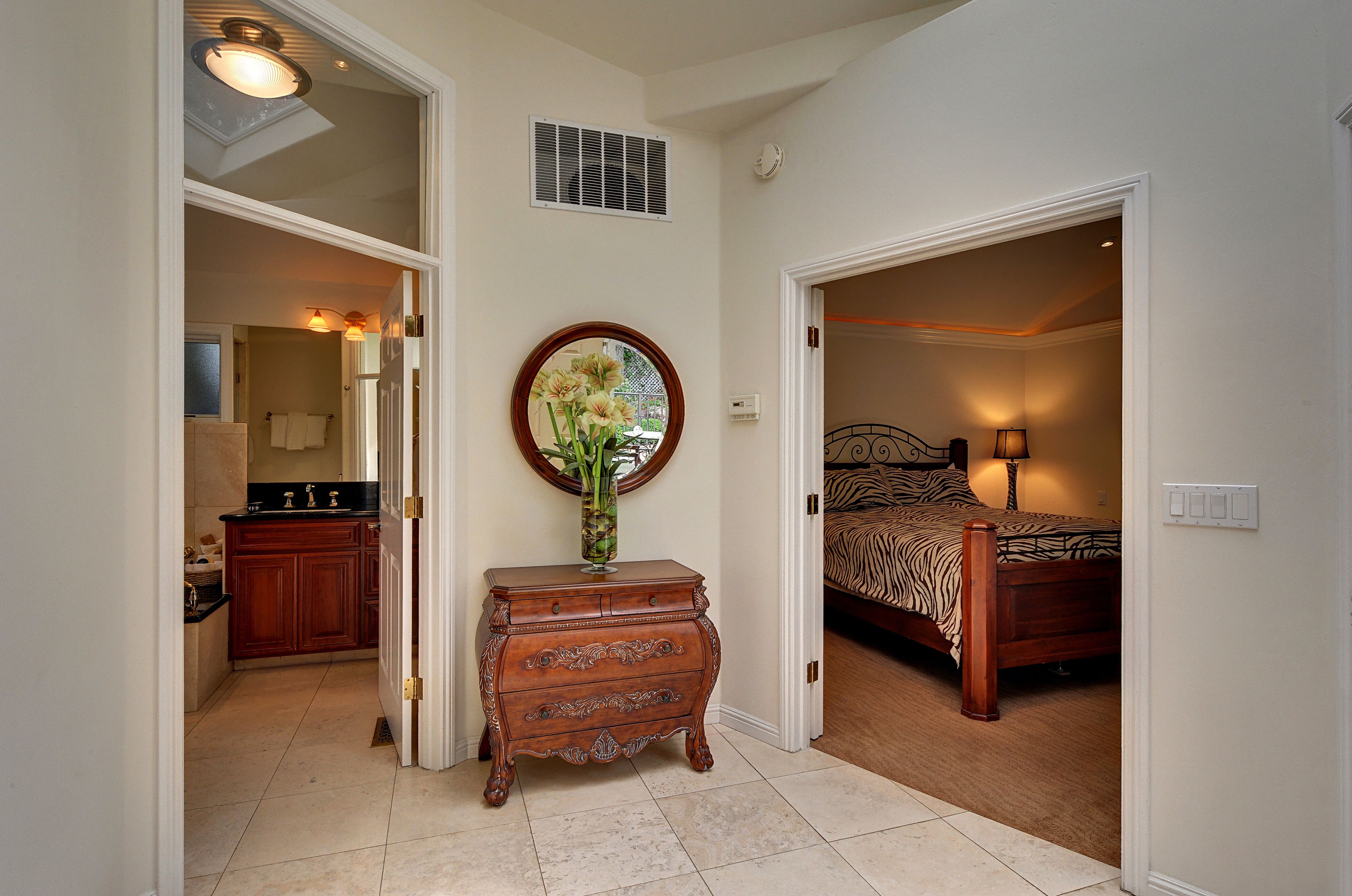 suite, 1 king bed (toyon) | living area | 50-inch lcd tv with satellite channels, tv