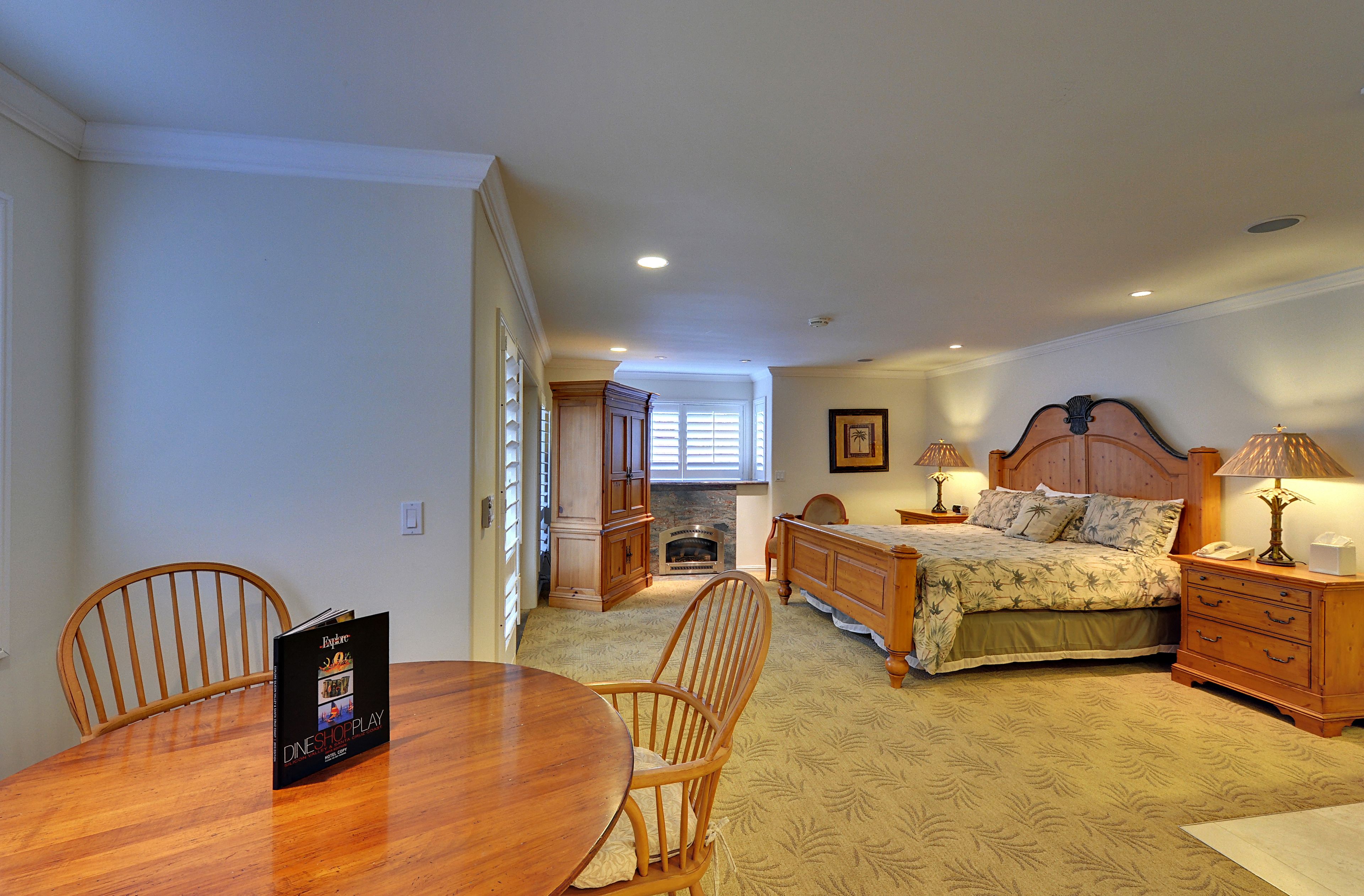 bungalow, 1 king bed (canyon) | in-room dining