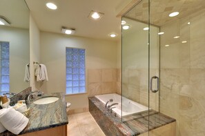 Bungalow, 1 très grand lit (Canyon) | Salle de bain | Articles de toilette gratuits, sèche-cheveux, serviettes fournies, savon