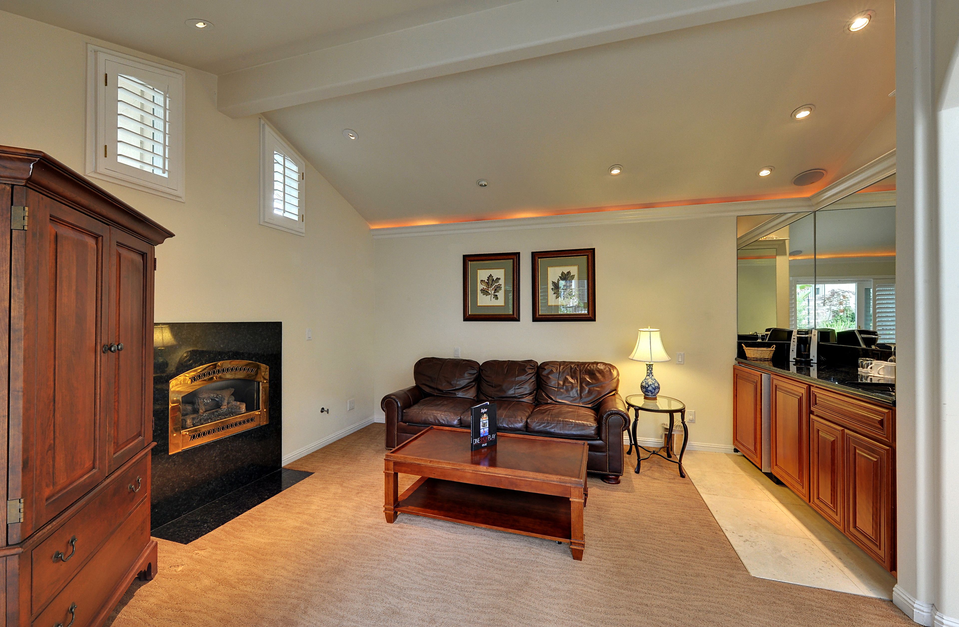 suite, 1 king bed (toyon) | living area | 50-inch lcd tv with satellite channels, tv