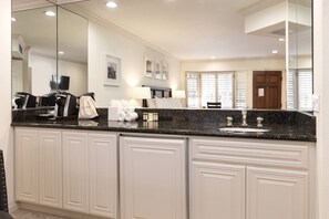 Private kitchenette - Saratoga Oaks Lodge (Saratoga)