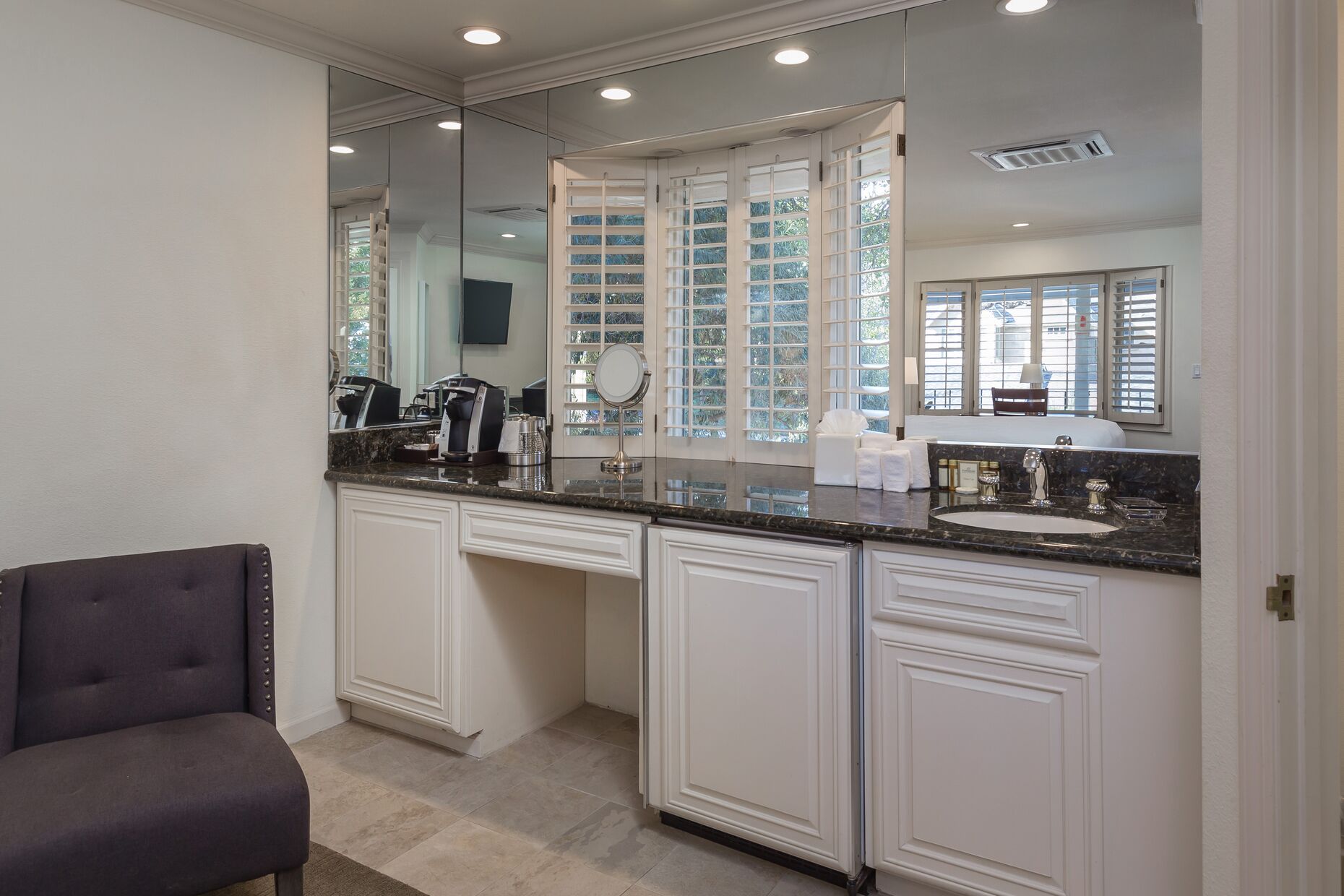 standard room, 1 king bed | private kitchenette | fridge, coffee/tea maker