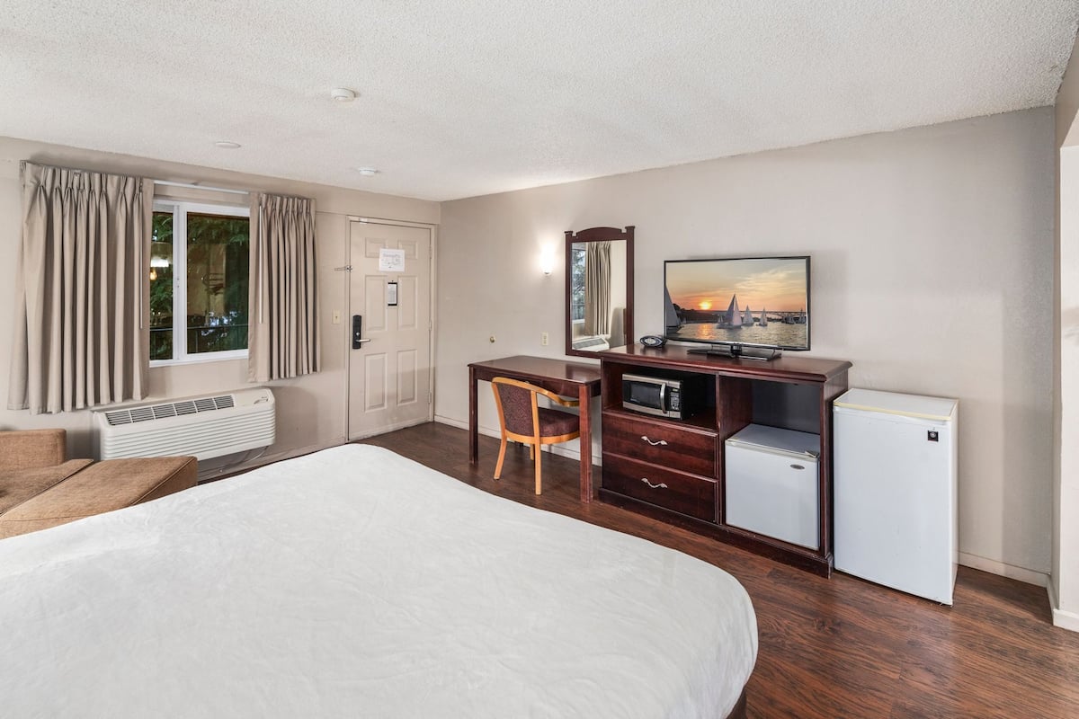 Room, 1 King Bed | Desk, iron/ironing board, free WiFi, bed sheets