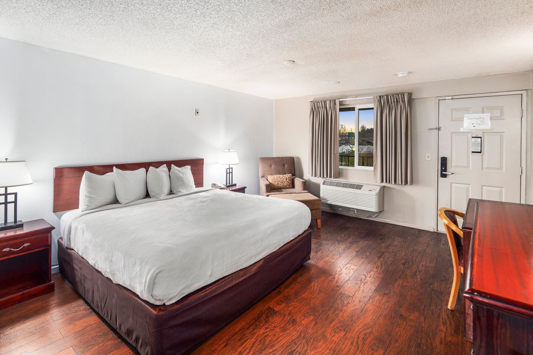 Room, 1 King Bed | Desk, iron/ironing board, free WiFi, bed sheets