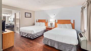 Een bureau, een strijkplank/strijkijzer, gratis wifi, beddengoed