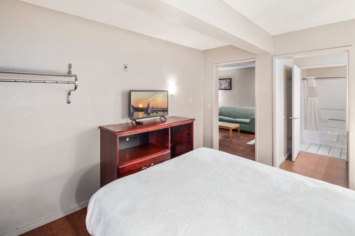Premium Suite, 1 Queen Bed | Desk, iron/ironing board, free WiFi, bed sheets