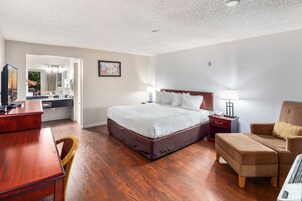 Habitación, 1 cama de matrimonio grande | Escritorio, tabla de planchar con plancha, wifi gratis y ropa de cama