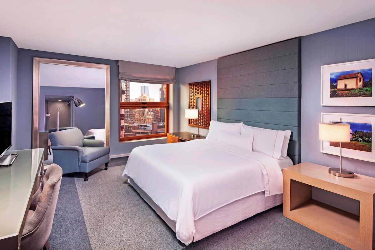 Grand-Zimmer, 1 King-Bett, Nichtraucher, Eckzimmer | 1 Schlafzimmer, Allergikerbettwaren, Zimmersafe, Schreibtisch