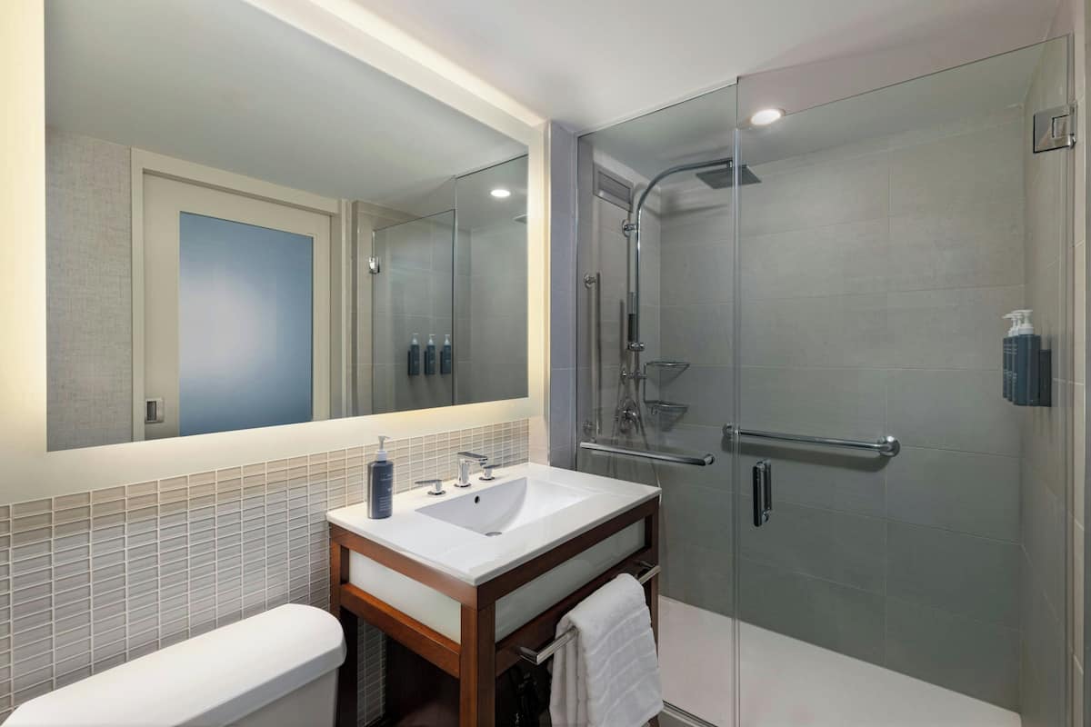 Amenidades de baño gratuitas, secadora de cabello, batas, toallas