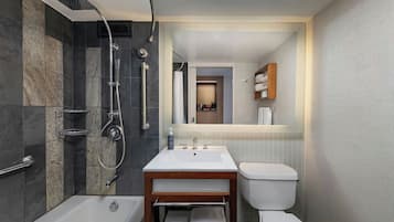 Un baño moderno con bañera, ducha e inodoro.