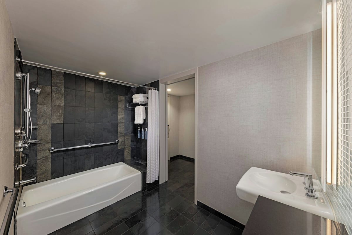 Amenidades de baño gratuitas, secadora de cabello, batas, toallas