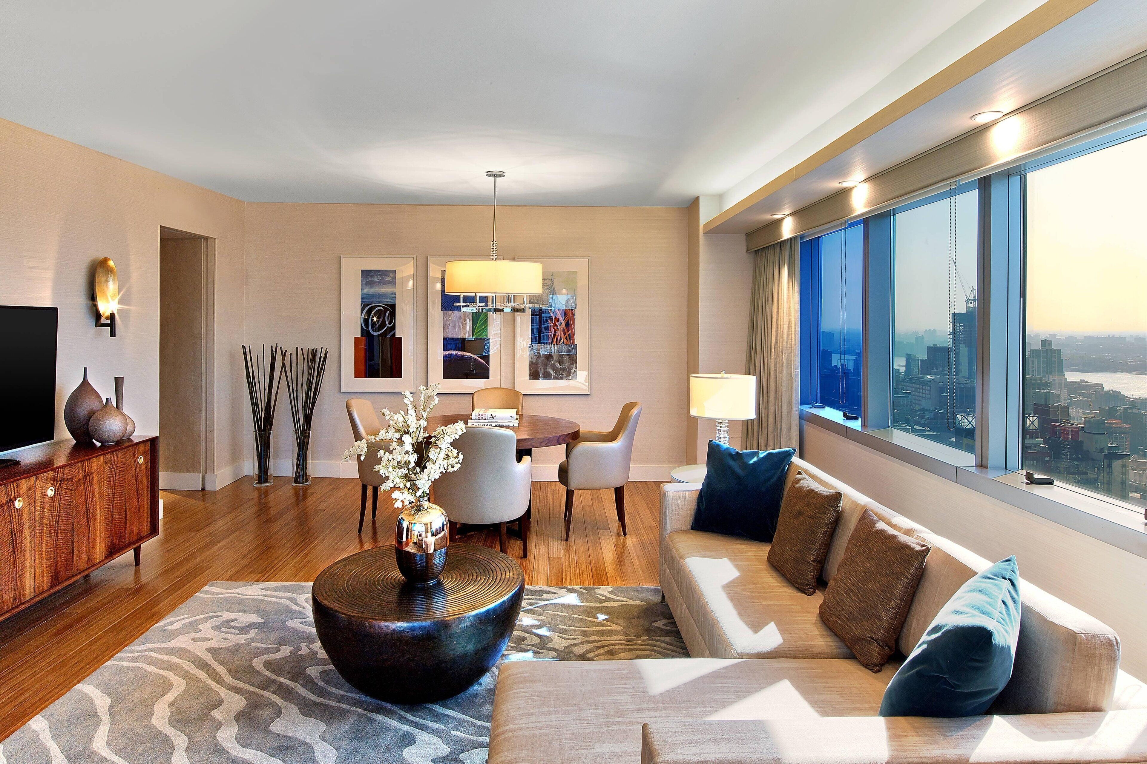 Ropa de cama hipoalergénica y caja de seguridad en la habitación 