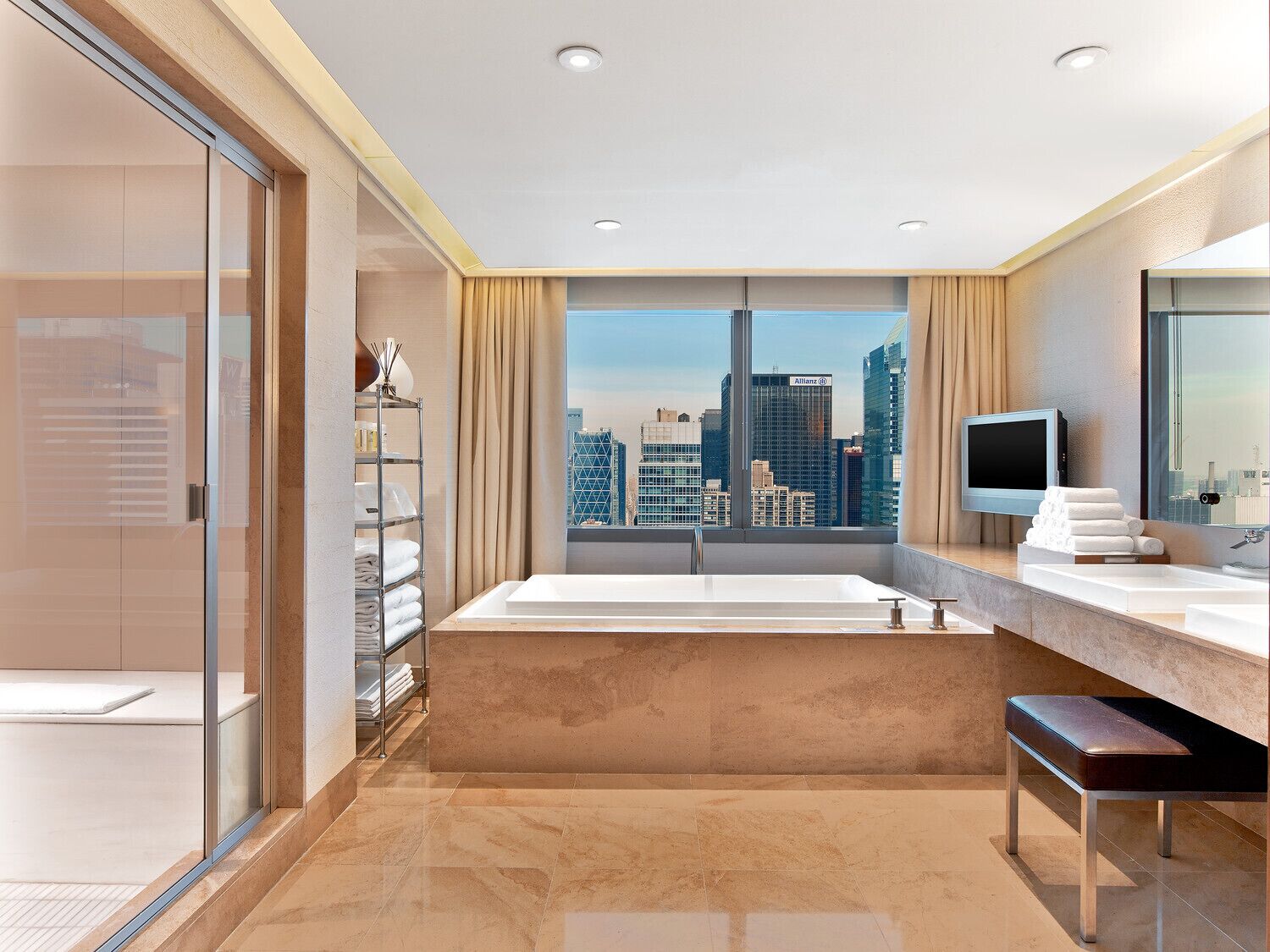 Suite, 1 Schlafzimmer, Flussblick | Badezimmer | Kostenlose Toilettenartikel, Haartrockner, Bademäntel, Handtücher