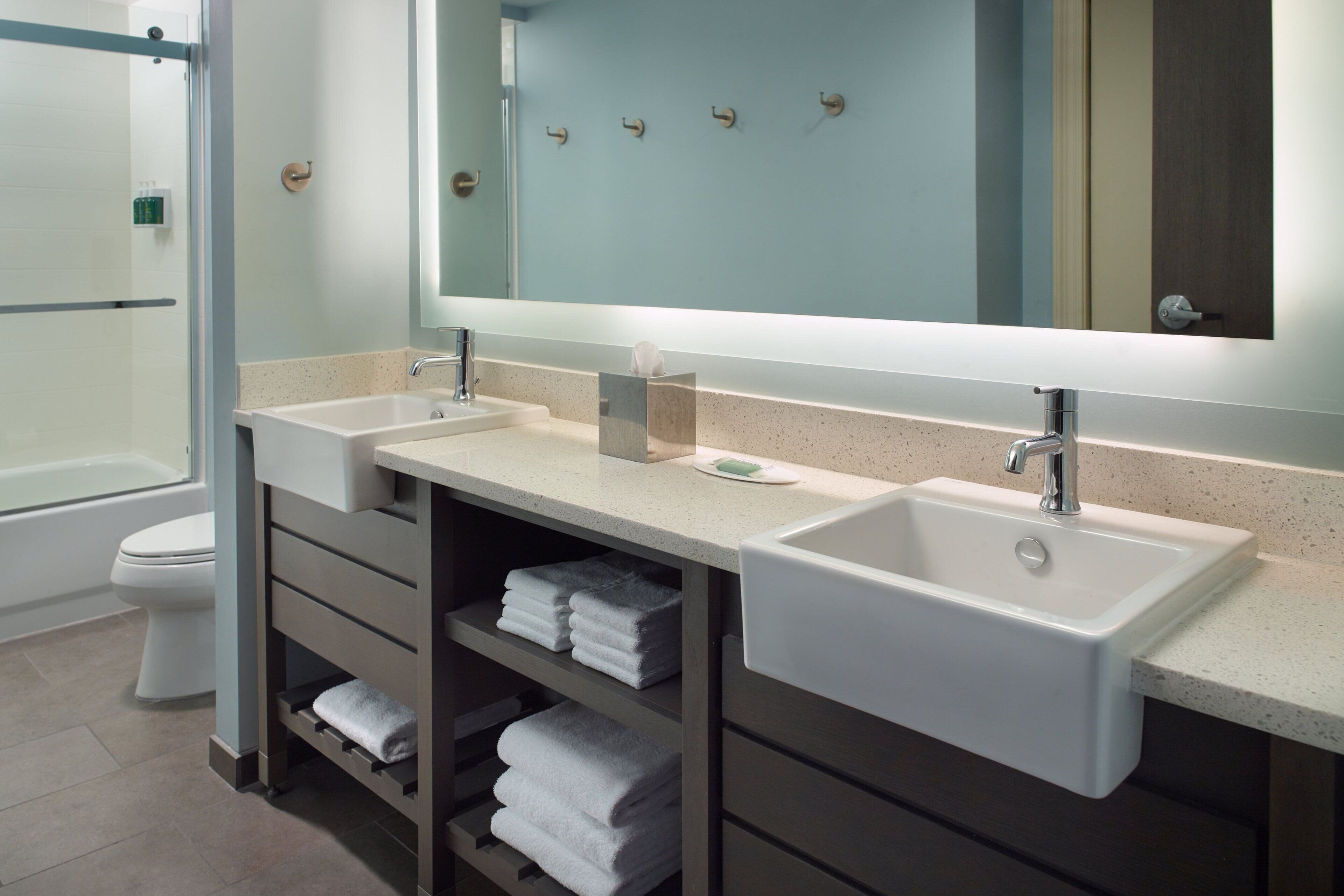 suite, 2 bedrooms, balcony | bathroom | free toiletries, hair dryer, towels