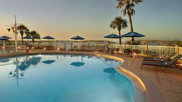 3 piscines extérieures, parasols de plage, chaises longues