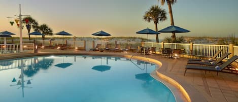 3 piscines extérieures, parasols de plage, chaises longues