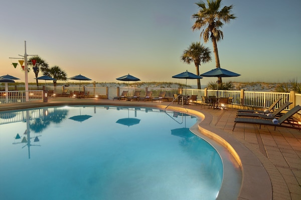 3 piscines extérieures, parasols de plage, chaises longues