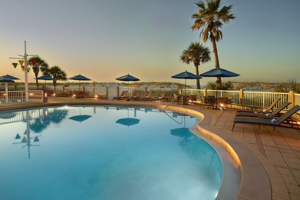 3 outdoor pools, pool umbrellas, pool loungers