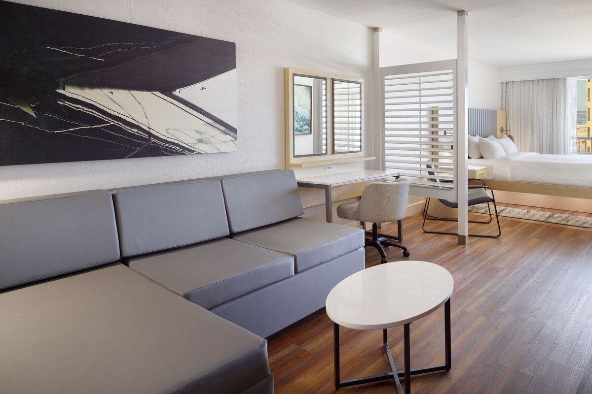 3 outdoor pools, pool umbrellas, sun loungers