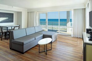 Suite, 2 chambres, balcon | Salle de séjour | Téléviseur connecté, Netflix