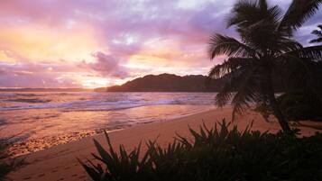 En la playa, toallas de playa, masajes en la playa