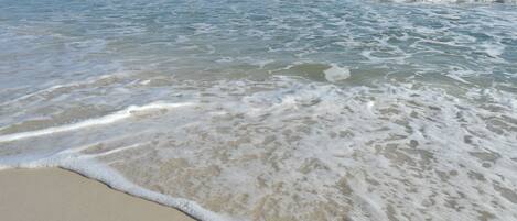 På stranden og hvit sand