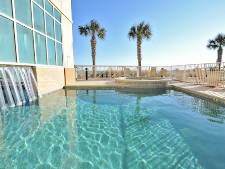 Una piscina techada, una piscina al aire libre