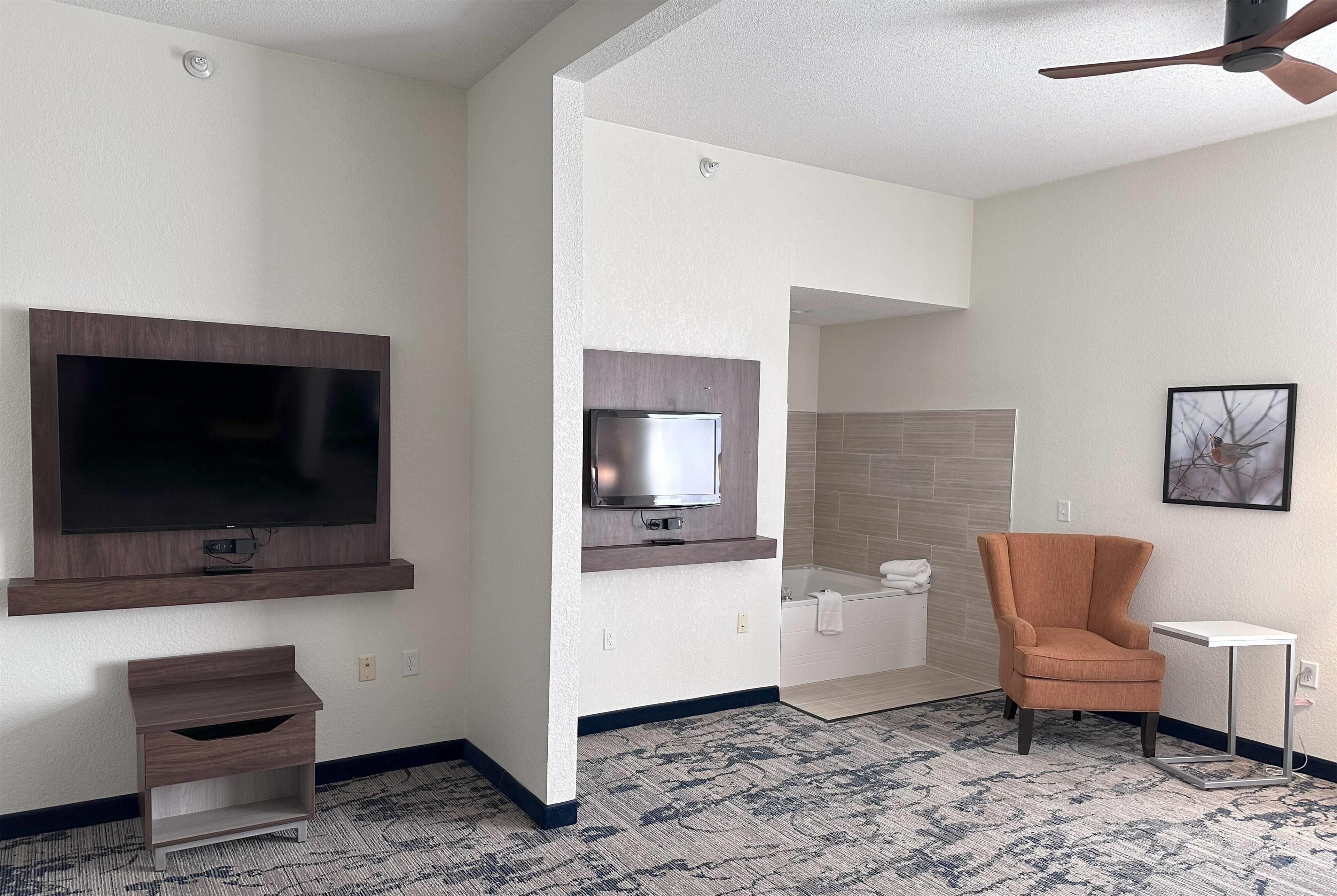 高档床上用品、办公桌、笔记本电脑工作区、遮光窗帘