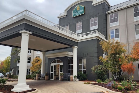 Exterior. La Quinta Inn & Suites by Wyndham Milwaukee SW New Berlin