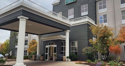 La Quinta Inn & Suites by Wyndham Milwaukee SW New Berlin