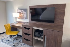 Deluxe Studio Suite, 1 King Bed, Non Smoking | Premium bedding, desk, laptop workspace, blackout drapes