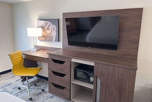 Deluxe Studio Suite, 1 King Bed, Non Smoking | Premium bedding, desk, laptop workspace, blackout drapes