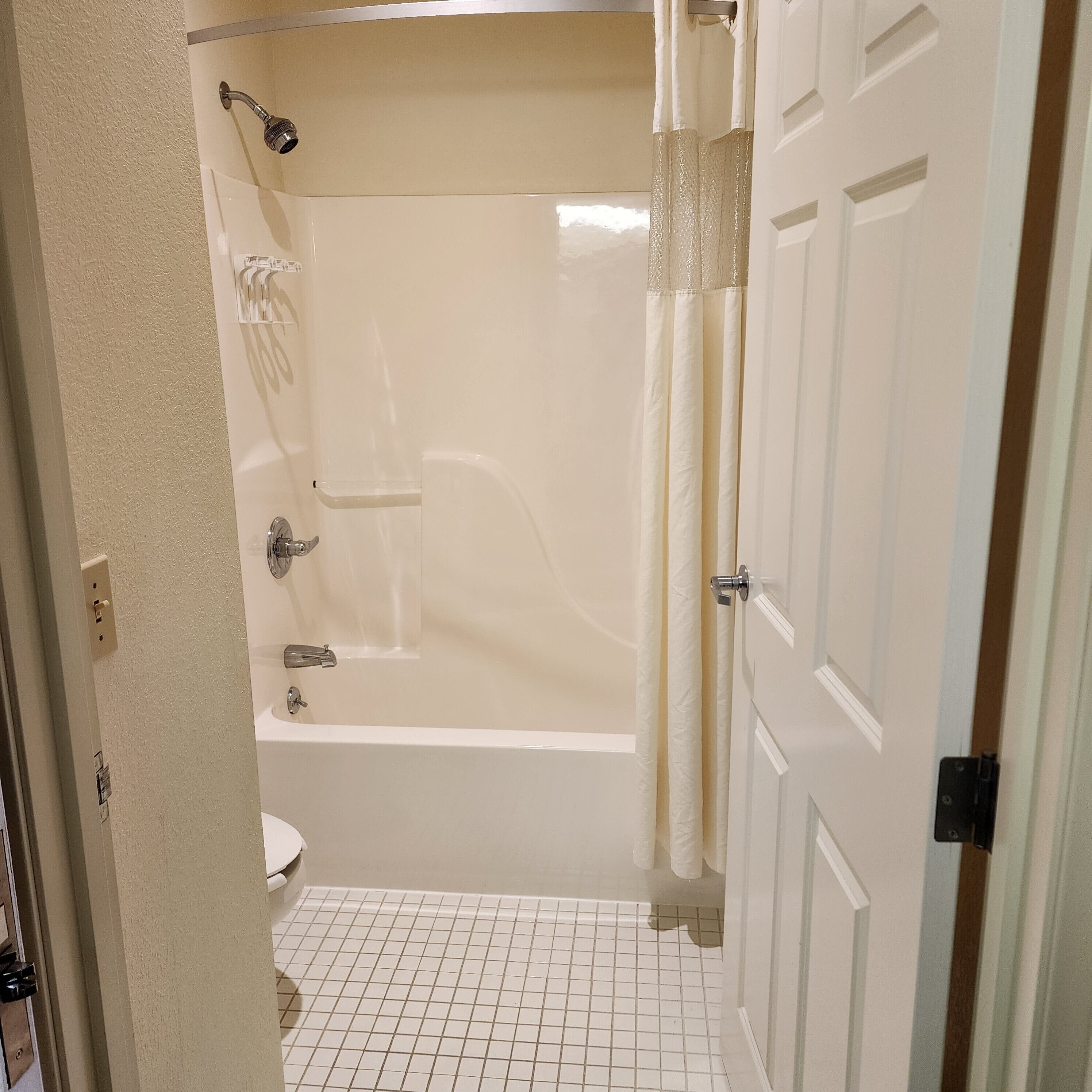 room, 1 king bed, non smoking | bathroom | combined shower/bathtub, free toiletries, hair dryer, towels